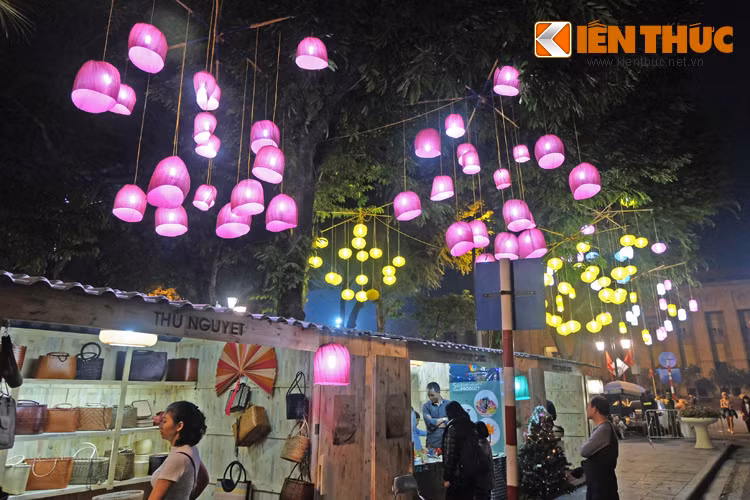 Tất cả các loại đèn được treo tại triển lãm đều mang nét đặc trưng riêng, làm từ các chất liệu tre, gỗ, lụa, giấy.