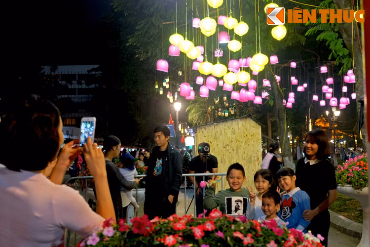 Người dân tranh thủ lưu lại những bức hình kỷ niệm trong không gian ánh sáng huyền ảo, độc đáo do những chiếc đèn lồng mang lại.