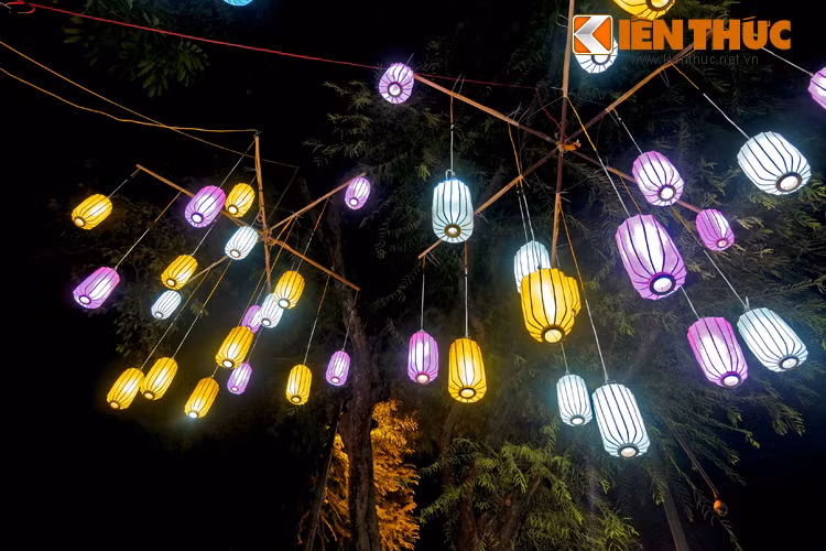 Khu vực trình diễn không gian ánh sáng trưng bày hơn 30 chủng loại đèn của các làng nghề khác nhau.