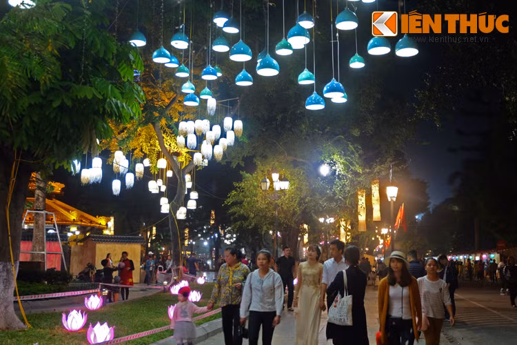 Dọc vỉa hè, thảm cỏ hai bên đường Lê Lai và Lê Thạch là các tác phẩm đèn tre, lụa, đèn sơn mài, đèn cườm với hai màu chủ đạo xanh và trắng.