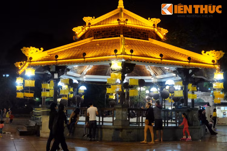 Những chiếc guồng quay tơ vàng óng được sắp đặt tại nhà bát giác của vườn hoa Lý Thái Tổ. Tại đây trình diễn các loại đèn lồng kết hợp hiệu ứng ánh sáng hỗ trợ hoạt động biểu diễn nghệ thuật, trình diễn sản phẩm của các nghệ nhân.