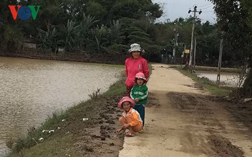 Chị Cúc cùng 2 cháu nhỏ được các chiến sỹ quân đội cứu sống trong dòng lũ dữ.