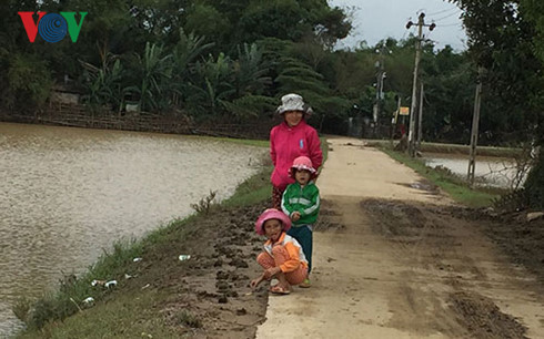 Chị Cúc cùng 2 cháu nhỏ được các chiến sỹ quân đội cứu sống trong dòng lũ dữ.