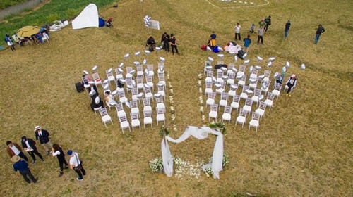 Hình ảnh đám cưới độc đáo diễn ra trên cánh đồng thuộc huyện Chương Mỹ, Hà Nội khiến cho cộng đồng mạng phải trầm trồ thích thú. Xuất phát từ sự yêu thích dù lượn nên cặp đôi đã nghĩ ra ý tưởng bay dù lượn đến đám cưới. Không chỉ có hai nhân vật chính của buổi lễ di chuyển bằng cách siêu độc này, nhiều khách dự cưới cũng dùng dù lượn đến tham dự. Nguồn ảnh: Phunutoday.