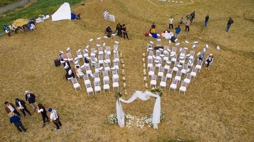 Hình ảnh đám cưới độc đáo diễn ra trên cánh đồng thuộc huyện Chương Mỹ, Hà Nội khiến cho cộng đồng mạng phải trầm trồ thích thú. Xuất phát từ sự yêu thích dù lượn nên cặp đôi đã nghĩ ra ý tưởng bay dù lượn đến đám cưới. Không chỉ có hai nhân vật chính của buổi lễ di chuyển bằng cách siêu độc này, nhiều khách dự cưới cũng dùng dù lượn đến tham dự. Nguồn ảnh: Phunutoday.