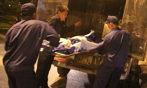 Thi thể cô gái được đưa về nhà xác. Ảnh: Lê Trai.