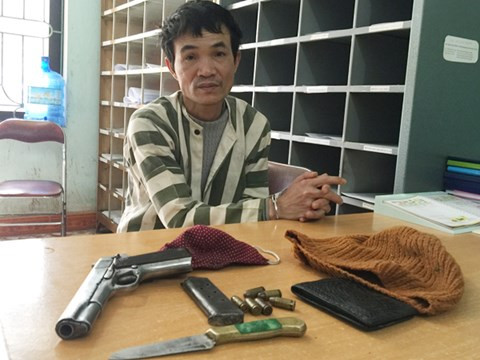 Tháng 2/2016, chị Phan Thị H (SN 1990, huyện Chi Lăng) điều khiển xe máy Honda SH đến khu vực thôn Khun Áng bất ngờ bị 1 đối tượng bịt mặt, dùng súng tấn công cướp tài sản. Tên cướp dùng báng súng đập vào đầu làm nạn nhân ngất xỉu rồi cướp chiếc xe máy tẩu thoát. Ngay sau đó, Cơ quan CSĐT đã bắt Nguyễn Trọng Văn (SN 1967, trú tại phường Yên Nghĩa, quận Hà Đông, Hà Nội) để điều tra làm rõ hành vi cướp tài sản và sử dụng trái phép vũ khí quân dụng. Nguồn ảnh: An ninh Thủ đô.