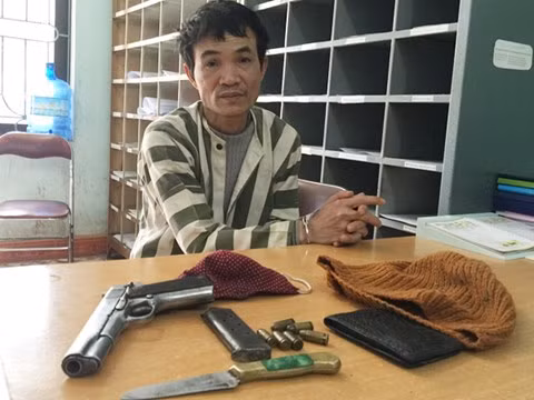 Tháng 2/2016, chị Phan Thị H (SN 1990, huyện Chi Lăng) điều khiển xe máy Honda SH đến khu vực thôn Khun Áng bất ngờ bị 1 đối tượng bịt mặt, dùng súng tấn công cướp tài sản. Tên cướp dùng báng súng đập vào đầu làm nạn nhân ngất xỉu rồi cướp chiếc xe máy tẩu thoát. Ngay sau đó, Cơ quan CSĐT đã bắt Nguyễn Trọng Văn (SN 1967, trú tại phường Yên Nghĩa, quận Hà Đông, Hà Nội) để điều tra làm rõ hành vi cướp tài sản và sử dụng trái phép vũ khí quân dụng. Nguồn ảnh: An ninh Thủ đô.