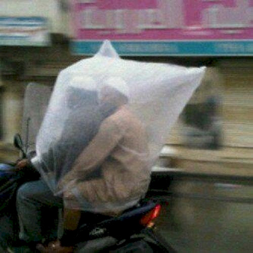 Nắng gió, bụi đường, giá rét... đều phải dừng chân sau chiếc túi nilon.