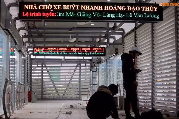 Hầu hết các thiết bị phục vụ hành khách bên trong các nhà chờ xe buýt nhanh vẫn chưa được lắp đặt đầy đủ