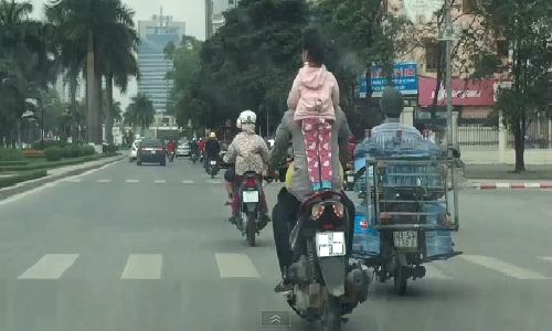 Một pha đèo con nguy hiểm trên đường phố.