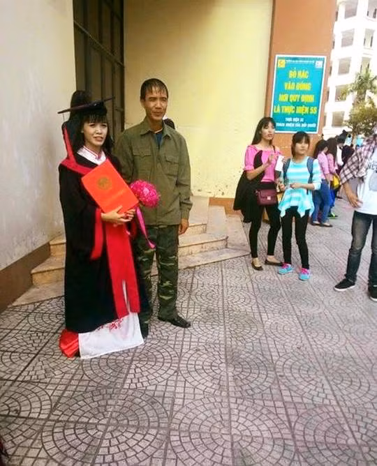 Tuy không phải là buổi lễ tốt nghiệp chính thức mà chỉ là buổi chụp ảnh kỷ yếu của cô gái trong bức hình, nhưng bố cô vẫn bắt xe lên thành phố để chụp ảnh cùng con. Hình ảnh người cha giản dị bên con đã khiến nhiều người cảm thấy ấm lòng. Trong mọi thời khắc cuộc đời, cha mẹ luôn dõi theo và ở bên con cái.