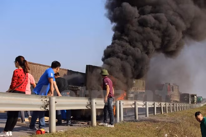 Rất may, tài xế và phụ xe kịp thời chạy thoát nên không xảy ra thiệt hại về người. Người lái xe cũng cho biết, có thể do thùng xăng dự trữ bị rò rỉ nên đã gây ra vụ hoả hoạn. Tại hiện trường, chiếc xe cháy đen, nhiều người dân phải xuống hồ nước gần đó, múc nước dập lửa. Nguồn ảnh: Vietnam Plus.