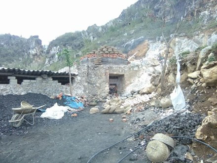 Cũng trong thời điểm đầu năm 2016, địa bàn tỉnh Thanh Hóa xảy ra vụ ngạt khí lò vôi khiến 9 người thương vong. Vụ việc xảy ra khi một nhóm công nhân gồm 9 người tiến hành xếp than, đá để chuẩn bị nung vôi; trong khi đó, ở dưới lò, một số người tiến hành nhóm lửa. Hậu quả khiến 8 người tử vong và 1 người bị thương nặng. Ảnh lò vôi - nơi xảy ra tai nạn lao động đáng tiếc cướp đi sinh mạng của 8 người. Nguồn ảnh: Lao động.