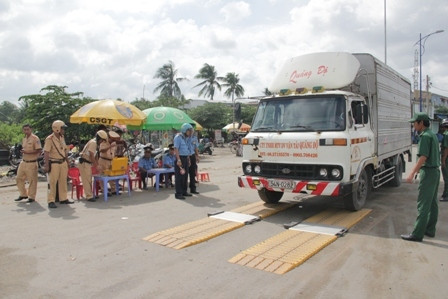 Phạt tiền từ 5 – 7 triệu đồng khi điều khiển xe mà tổng trọng lượng của xe hoặc tải trọng trục xe vượt quá mức cho phép của cầu, đường trên 50-100%, trừ khi có Giấy phép lưu hành còn giá trị sử dụng. Ảnh minh họa. Nguồn ảnh: Người lao động.