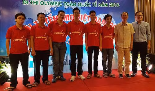 Năm 2016 là năm Việt Nam đạt nhiều thành tích cao trong các kỳ thi quốc tế. Trong kỳ thi Olympic Toán quốc tế (IMO) 2016, Việt Nam giành một huy chương vàng, 4 huy chương bạc, một huy chương đồng. Chủ nhân huy chương vàng là em Vũ Xuân Trung (THPT chuyên Thái Bình, tỉnh Thái Bình). Đây là lần thứ hai Trung giành huy chương vàng cho Việt Nam. Trong hình là Đội tuyển Việt Nam tham dự IMO 2016 cùng thầy Lê Bá Khánh Trình (thứ 2 từ phải qua) và Lê Anh Vinh. Nguồn ảnh: Vietnamnet.