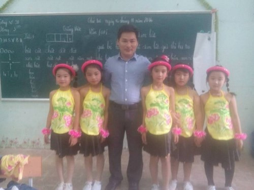 Nam giáo viên tâm sự anh phải học hỏi rất nhiều từ các đồng nghiệp nữ, thậm chí từ... vợ; từ cách tết tóc, chải đầu cho các em, tìm hiểu trò chơi để gần gũi và hiểu học trò. “Trước đó cả tuần, mình lên mạng tìm thông tin tham khảo về cách trang điểm, cũng như học các bài múa về dàn dựng, dạy lại cho từng bạn”, thầy giáo trẻ nói. Đằng sau hình ảnh thầy giáo trang điểm cho học sinh nữ thi văn nghệ là sự ân cần chăm sóc của người thầy hết lòng vì học trò.