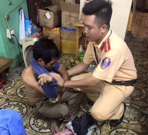 Hình ảnh này đã được Facebooker Nguyễn Văn Long ghi lại tại khu vực ngã tư Nguyễn Phong Sắc, Cầu Giấy, Hà Nội. Trong đợt cơn bão số 3 đổ bộ Hà Nội, một thanh niên đã ngã sõng soài cùng chiếc xe đạp cũ ngay giữa ngã tư đường được chiến sĩ cảnh sát giao thông đang làm nhiệm vụ tai khu vực đó nhanh chóng đưa vào một nhà dân bên đường. Sau đó anh cũng được 2 chiến sĩ công an mua cho một ổ bánh mỳ và một chiếc áo. Hành động đẹp này đã khiến nhiều người cảm động.