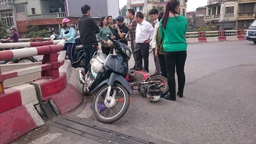 Ngày 21/12, nhiều người đang tham gia giao thông qua vòng xuyến phía nam cầu Chương Dương nhìn thấy nạn nhân điều khiển chiếc xe máy Honda màu xanh đi ngược chiều (Hàng Mắm lên cầu) va chạm với một chiếc xe đạp điện do hai người phụ nữ điều khiển. Hậu quả, người đàn ông đi xe máy bị văng qua thành cầu Chương Dương rơi xuống đường Trần Nhật Duật trong tình trạng hết sức nguy kịch. Hai người đi xe đạp điện sau đó đã rời khỏi hiện trường.