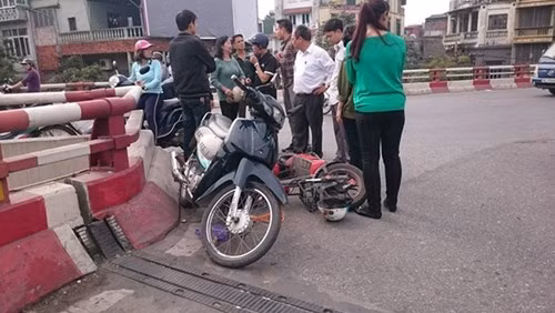 Ngày 21/12, nhiều người đang tham gia giao thông qua vòng xuyến phía nam cầu Chương Dương nhìn thấy nạn nhân điều khiển chiếc xe máy Honda màu xanh đi ngược chiều (Hàng Mắm lên cầu) va chạm với một chiếc xe đạp điện do hai người phụ nữ điều khiển. Hậu quả, người đàn ông đi xe máy bị văng qua thành cầu Chương Dương rơi xuống đường Trần Nhật Duật trong tình trạng hết sức nguy kịch. Hai người đi xe đạp điện sau đó đã rời khỏi hiện trường.