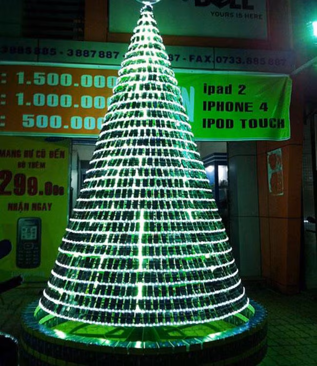 Khi chiếu sáng, cây thông "điện thoại" cũng rất ấn tượng.