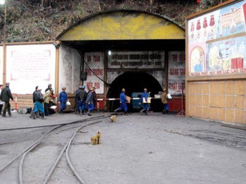 Hồi tháng 9/2016, một vụ nổ đã xảy ra ở công trường khai thác 3, Công ty Than Khe Chàm. Tai nạn ở độ sâu -250 m, dài hơn 2 km, làm 14 công nhân khai thác than bị thương. Ảnh minh họa. Nguồn ảnh: Vietnamnet.