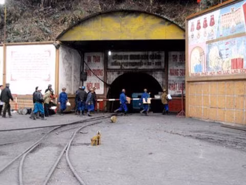 Hồi tháng 9/2016, một vụ nổ đã xảy ra ở công trường khai thác 3, Công ty Than Khe Chàm. Tai nạn ở độ sâu -250 m, dài hơn 2 km, làm 14 công nhân khai thác than bị thương. Ảnh minh họa. Nguồn ảnh: Vietnamnet.