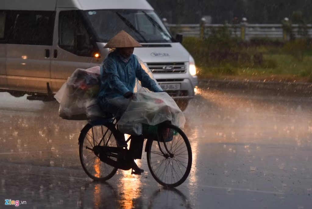 7h sáng, một cơn mưa rào ập xuống phố mùa đông