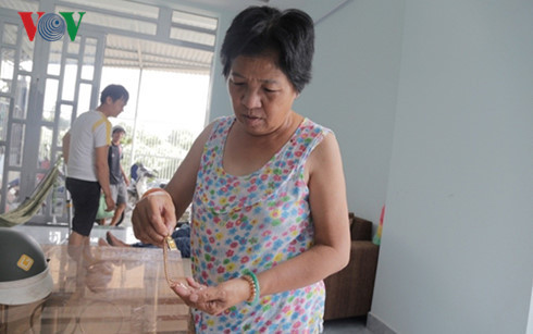 Đầu tháng 10/2016, bà Trương Thị Mỹ Hoa (ngụ phường Phú Lợi, TP Thủ Dầu Một) và chồng đang ngủ trên giường thì đột nhiên bị một phụ nữ cùng đồng bọn đột nhập giật dây chuyền trên cổ. Bà Hoa giữ được 1 nửa sợi dây chuyền và mặt dây. Còn “nữ tặc” cầm nửa còn lại tháo chạy ra khỏi nhà của bà Hoa. Sau đó, bà còn phát hiện nữ tặc và đồng bộn đã trộm xe máy, và điện thoại... của gia đình. Nguồn ảnh: VOV.