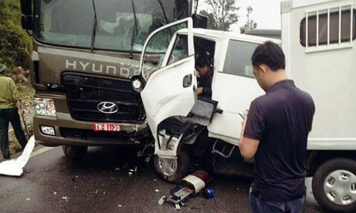 Đại tá Đỗ Đình Hào, giám đốc Công an tỉnh Hưng Yên, cho biết nạn nhân tử vong trong vụ tai nạn là phạm nhân ngồi trên thùng xe, quê quán ở tỉnh Hải Dương. Phạm nhân này đang chấp hành án phạt tù tại Sơn La và ngày 14/12, tổ công tác của Công an tỉnh Hưng Yên lên Sơn La xin trích xuất phạm nhân này về Hưng Yên để TAND tỉnh xét xử vì liên quan đến một vụ án làm giả giấy tờ khác. Xe đang trên đường đưa phạm nhân về Hưng Yên thì gặp nạn. Hiện trường vụ tai nạn. Ảnh: Facebook Tây Bắc 24H