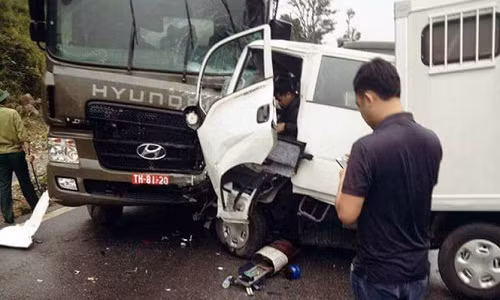 Đại tá Đỗ Đình Hào, giám đốc Công an tỉnh Hưng Yên, cho biết nạn nhân tử vong trong vụ tai nạn là phạm nhân ngồi trên thùng xe, quê quán ở tỉnh Hải Dương. Phạm nhân này đang chấp hành án phạt tù tại Sơn La và ngày 14/12, tổ công tác của Công an tỉnh Hưng Yên lên Sơn La xin trích xuất phạm nhân này về Hưng Yên để TAND tỉnh xét xử vì liên quan đến một vụ án làm giả giấy tờ khác. Xe đang trên đường đưa phạm nhân về Hưng Yên thì gặp nạn. Hiện trường vụ tai nạn. Ảnh: Facebook Tây Bắc 24H