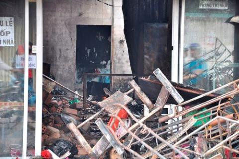 Rạng sáng 4/10, một vụ cháy lớn đã xảy ra tại cửa hàng dịch vụ cưới hỏi nằm trên đường Nguyễn Văn Quá (phường Đông Hưng Thuận, quận 12, TPHCM) khiến 3 người trong một gia đình tử vong.