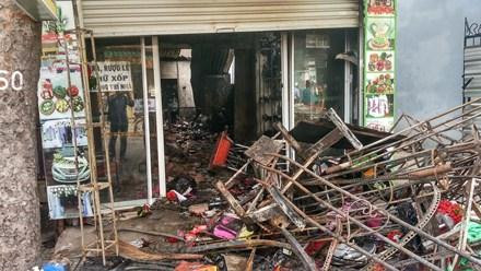 Được biết căn nhà bị cháy có hình ống, vốn được dùng làm nơi chứa dụng cụ phục vụ tiệc cưới. Khi xảy ra hỏa hoạn, mọi người trong nhà chỉ có một lối thoát duy nhất là cửa chính. Thế nhưng lối thoát này đã bị cánh cửa cuốn bằng sắt bịt lại. Ảnh hiện trường tang thương sau vụ cháy. Nguồn ảnh: Đất Việt.