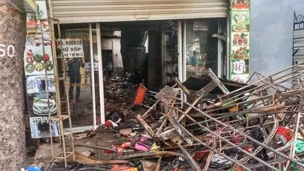 Được biết căn nhà bị cháy có hình ống, vốn được dùng làm nơi chứa dụng cụ phục vụ tiệc cưới. Khi xảy ra hỏa hoạn, mọi người trong nhà chỉ có một lối thoát duy nhất là cửa chính. Thế nhưng lối thoát này đã bị cánh cửa cuốn bằng sắt bịt lại. Ảnh hiện trường tang thương sau vụ cháy. Nguồn ảnh: Đất Việt.