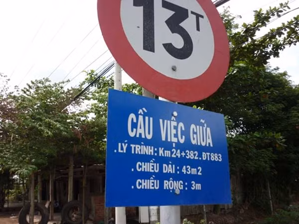 Cầu Việc Giữa tại Bến Tre.