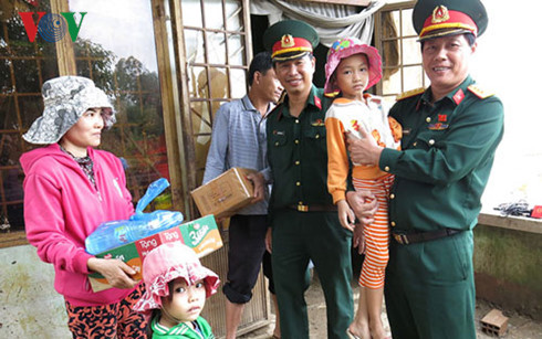 Anh Sơn cùng các chiến sỹ Ban Chỉ huy Quân sự thị xã An Nhơn vui mừng khi cứu sống 2 cháu nhỏ cùng gia đình anh Nghĩa.