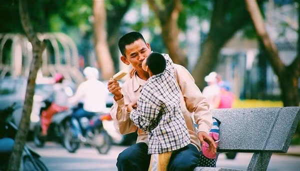 "Mỗi ngày trên thế gian chỉ có một hoàng hôn, có người thấy và nhiều người không thấy. Mỗi một cuộc đời chỉ có một mẹ cha để yêu thương và giận dỗi, có người giữ lại và nhiều người thả bay…". Tình yêu thương của mẹ cha là vô bờ và bức ảnh cậu bé bị bệnh Down cùng người cha già trao nhau nụ hôn ngọt ngào, thiêng liêng giữa phố phường Hà Nội khiến trái tim của chúng ta đều tan chảy. Hãy luôn nhớ rằng dù con là một người khỏe mạnh, hay là một người ốm đau, bệnh tật, thì cha mẹ vẫn luôn ở bên chở che cho con.