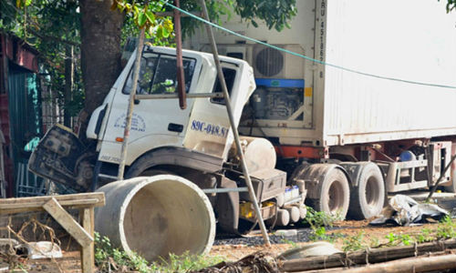 Tai nạn liên hoàn giữa 3 xe ôtô đã xảy ra lúc hơn 14 giờ ngày 20/12 tại khu vực chân cầu vượt Lộc An trên Quốc lộ 10, đoạn qua địa phận xã Lộc An, thành phố Nam Định, tỉnh Nam Định đã khiến cả 3 chiếc xe hư hỏng nặng. Ảnh: Báo Giao thông.