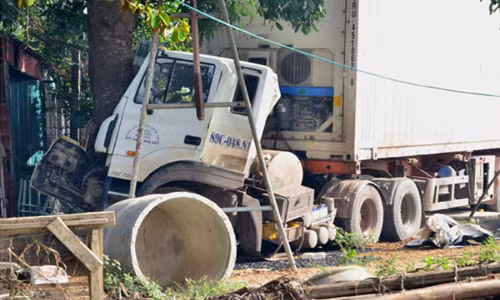 Tai nạn liên hoàn giữa 3 xe ôtô đã xảy ra lúc hơn 14 giờ ngày 20/12 tại khu vực chân cầu vượt Lộc An trên Quốc lộ 10, đoạn qua địa phận xã Lộc An, thành phố Nam Định, tỉnh Nam Định đã khiến cả 3 chiếc xe hư hỏng nặng. Ảnh: Báo Giao thông.