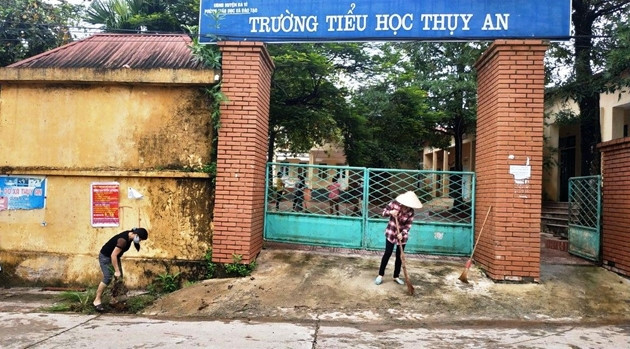 Hieu truong khong dung lop van nhan tien phu cap: Khong dang 2 chu nguoi thay