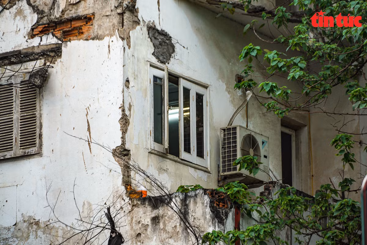 Nhiều năm qua, người dân tại các khu tập thể xuống cấp luôn mong mỏi có được chỗ ở mới, an toàn hơn, ổn định hơn. 