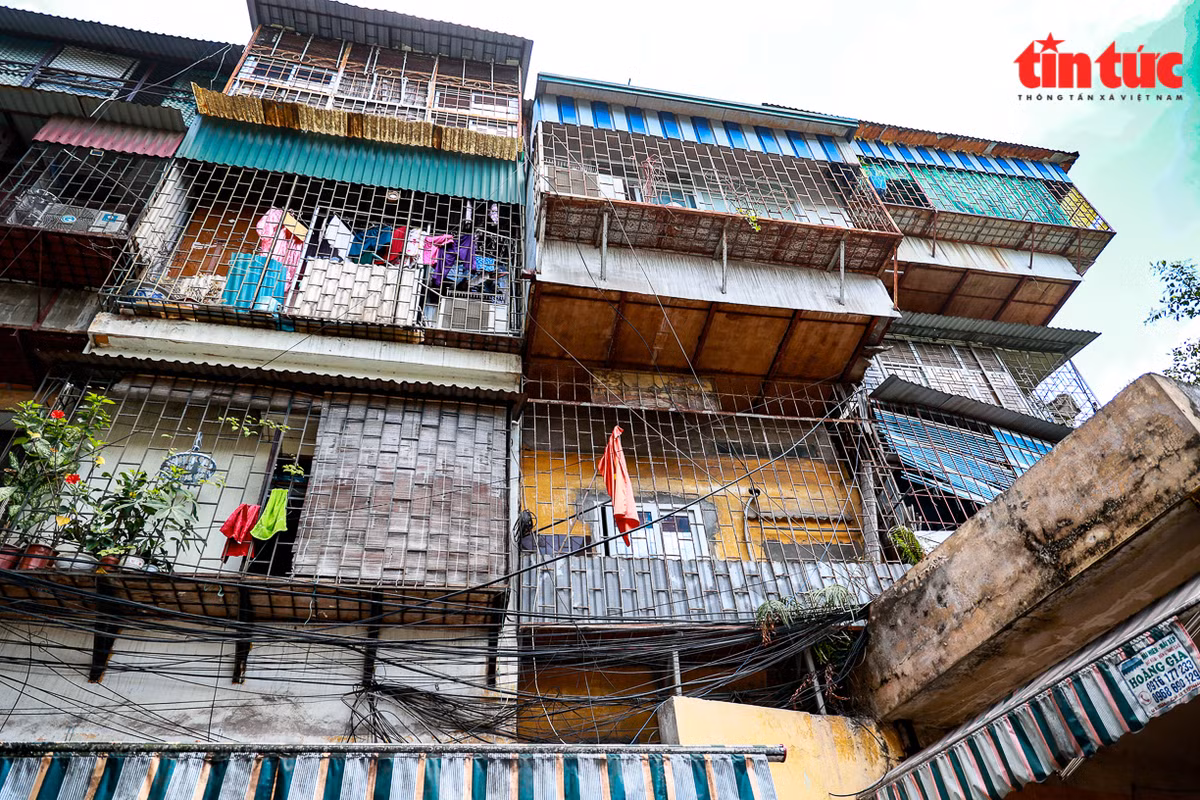 Người dân phải hắt nước lên tấm vải che nắng để giảm bớt cái oi bức của mùa hè.