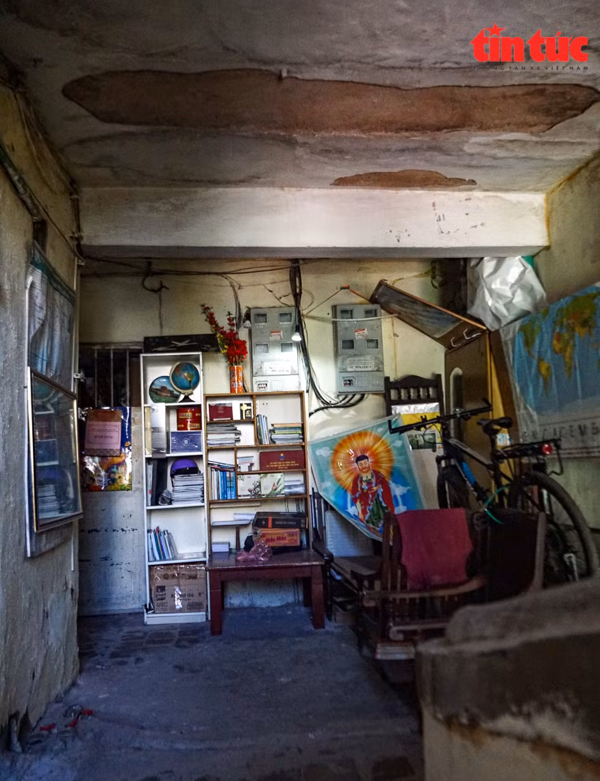 Thậm chí, có hộ dân còn tận dụng vỉa hè để làm giường ngủ và chỗ bán hàng tạp hoá.