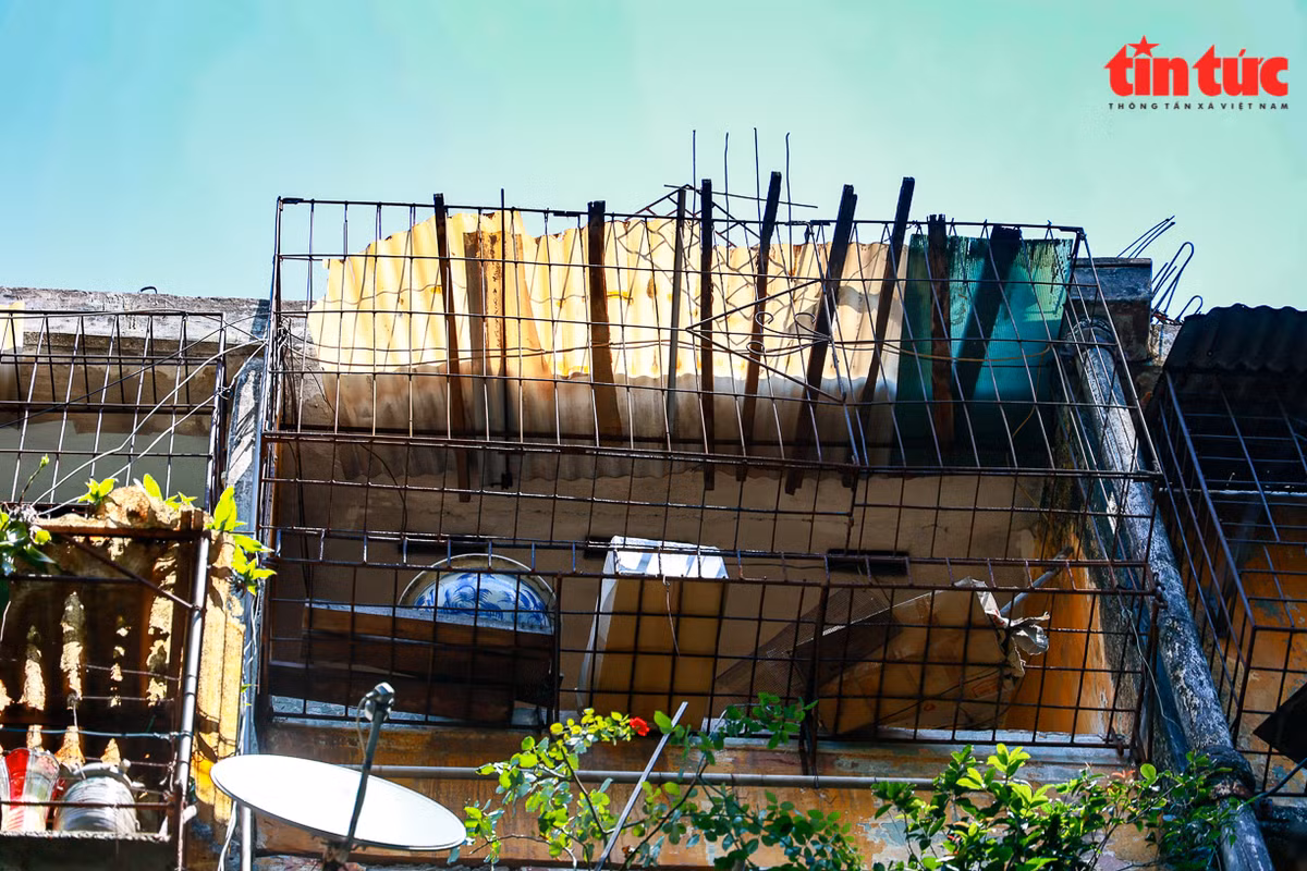 Khu C8, tập thể Giảng Võ (quận Ba Đình, Hà Nội) được gắn biển cảnh báo "Nhà nguy hiểm cấp độ D".