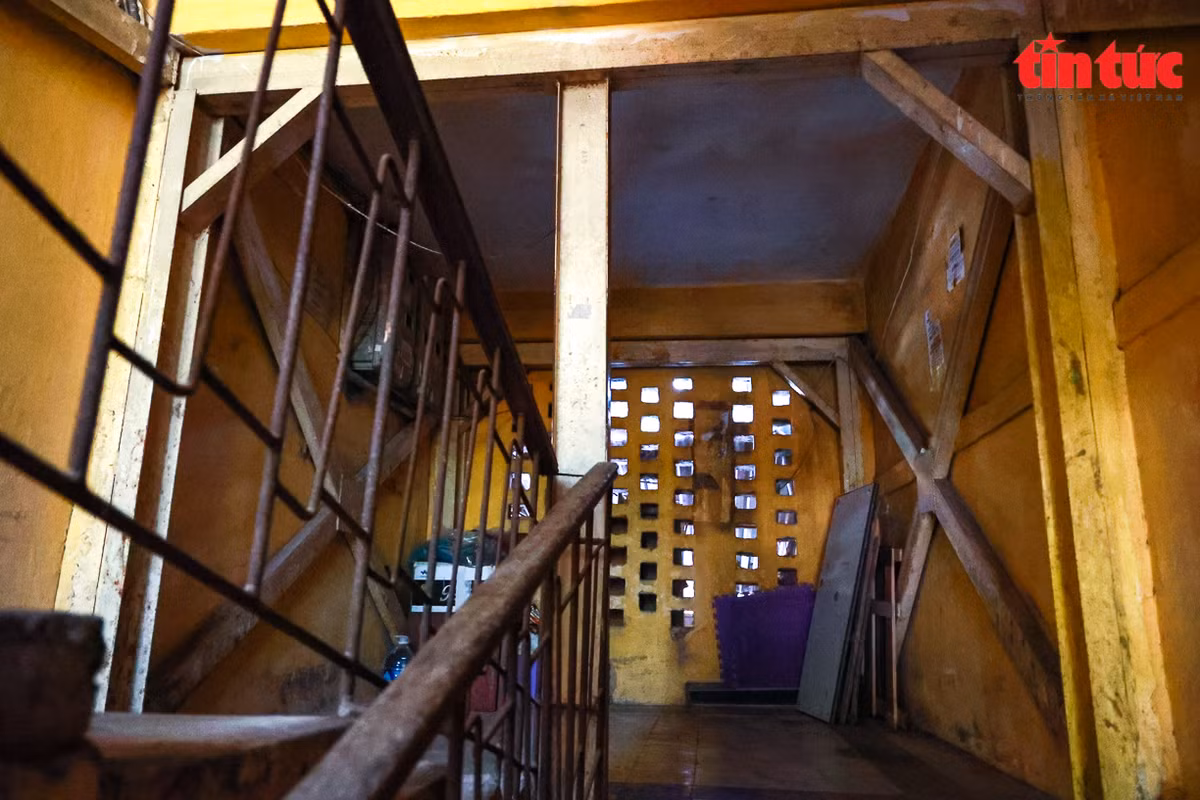 Hiện có 135 hộ dân đang sinh sống tại khu C8. Toàn bộ tầng 1 của khu này được người dân cơi nới để kinh doanh.