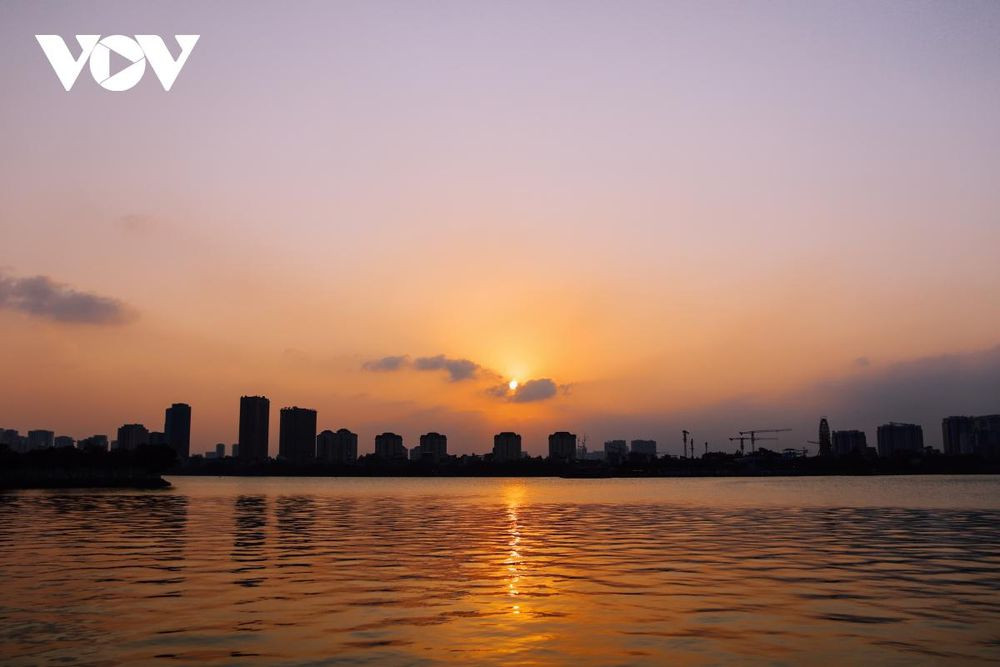 Hồ Tây khoác lên mình chiếc áo màu đỏ vàng vào mỗi buổi chiều tà, gợi nhiều cảm xúc và trở thành nguồn cảm hứng cho những người yêu nhiếp ảnh.