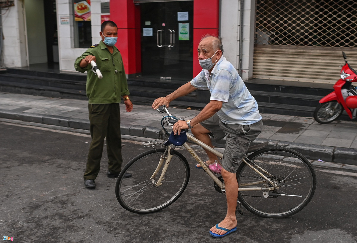 Một người dân sống tại phường Hàng Trống chia sẻ: "Nhà ở phố cổ Hà Nội rất chật hẹp nên chỉ có thời điểm sáng sớm chúng tôi mới ra đường đạp xe tập thể dục và cảm thấy thoải mái nhất. Tuy nhiên, nếu Nhà nước cấm đạp xe quanh hồ như thế này thì mai tôi chuyển sang chạy bộ". 