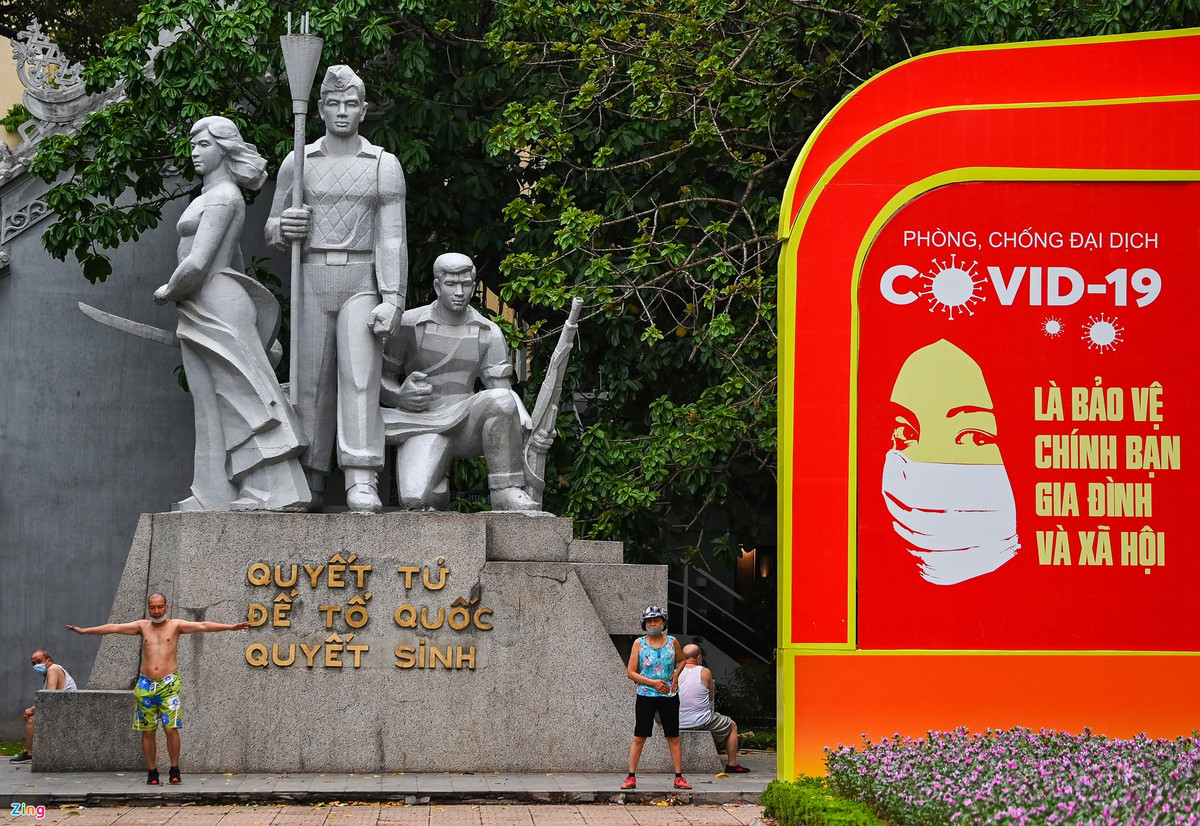 Đến khoảng 7h sáng ngày cùng ngày, chỉ còn lác đác vài người dân tập thể dục tại một số khu vực quanh hồ Gươm. 