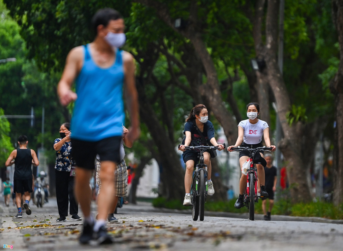 Tất cả người đi xe đạp được yêu cầu rẽ theo lối khác, một số người dân trình bày nhà họ ở trong khu vực hạn chế nhưng lại không xuất trình được CMND khi lực lượng chức năng yêu cầu kiểm tra. 