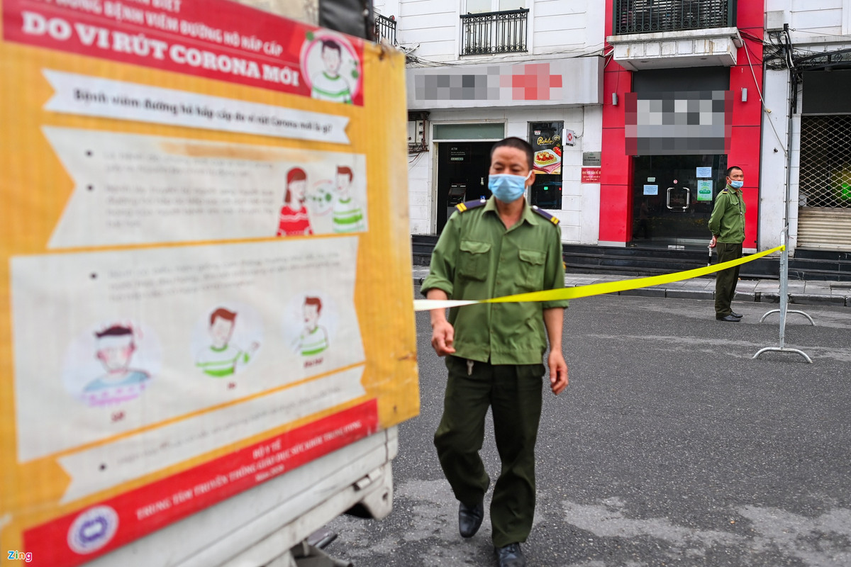 Lực lượng dân phòng căng dây, dựng barie chặn lối ra vào tại quảng trường Đông Kinh Nghĩa Thục. Ngoài những người đi xe đạp tập thể dục, ôtô và xe máy vẫn được phép lưu thông bình thường. 